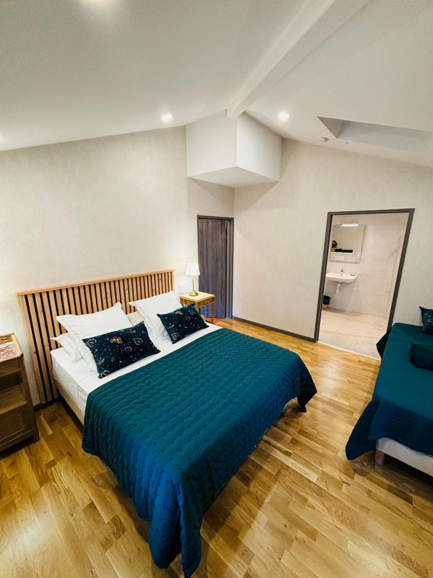 Les Pierres Roses Bed & Breakfast Coise Bagian luar foto